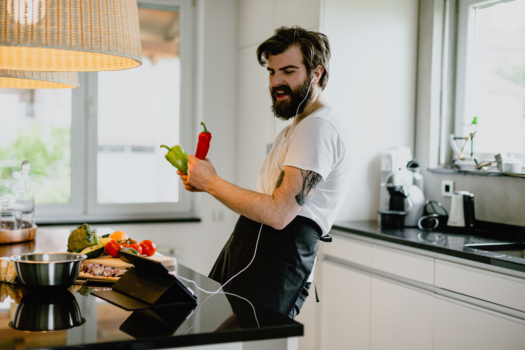 Mann kocht in der Küche Rezept von iPad nach